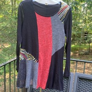 This & That black/red/gray long sleeved tunic top sz. M
